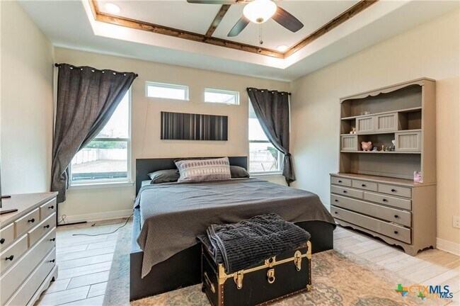 Building Photo - 8119 Green Hill Dr