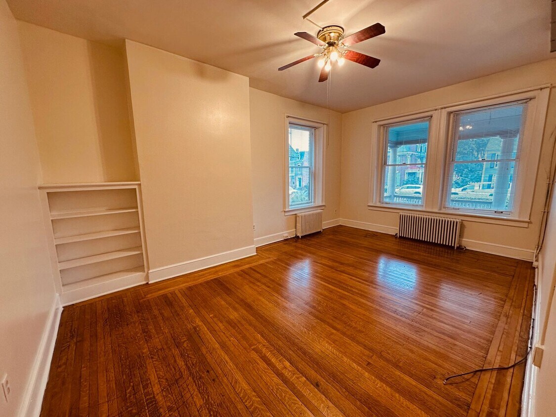 Foto principal - 729 S George St