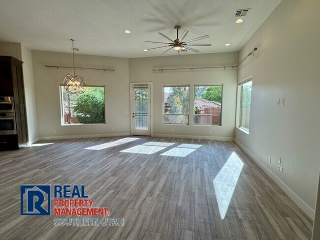 Foto del edificio - 4 Bedroom home on elevated Bloomington lot...