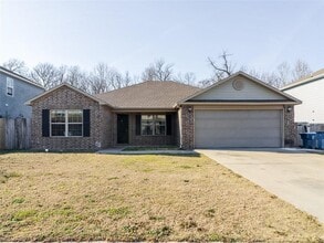 Building Photo - 904 SW Green World St