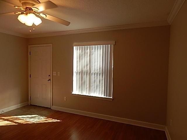 Foto del edificio - Townhouse with Pool Access. Assigned parking!