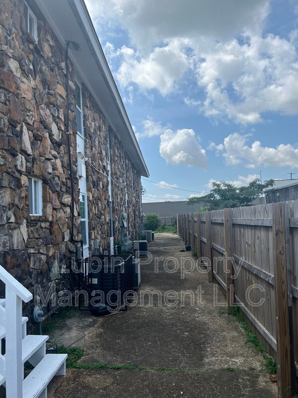 Building Photo - 3969 Southlawn Ave