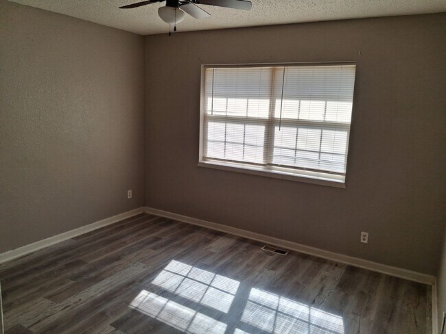 Foto del edificio - 1010 N Elm St