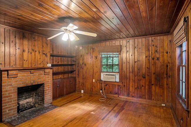 Building Photo - **APPLICATION PENDING** Adorable 2 bedroom...