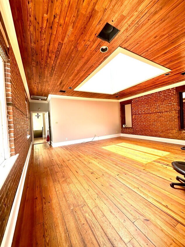 Foto principal - 3BR 2BA 3rd Street Downtown