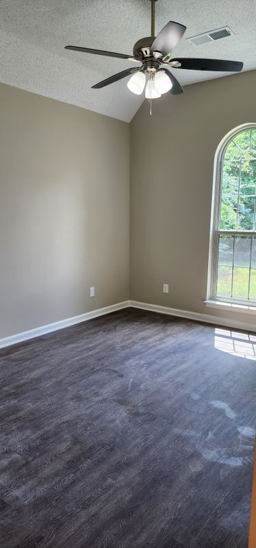 Foto principal - 5566 Kentwood Dr