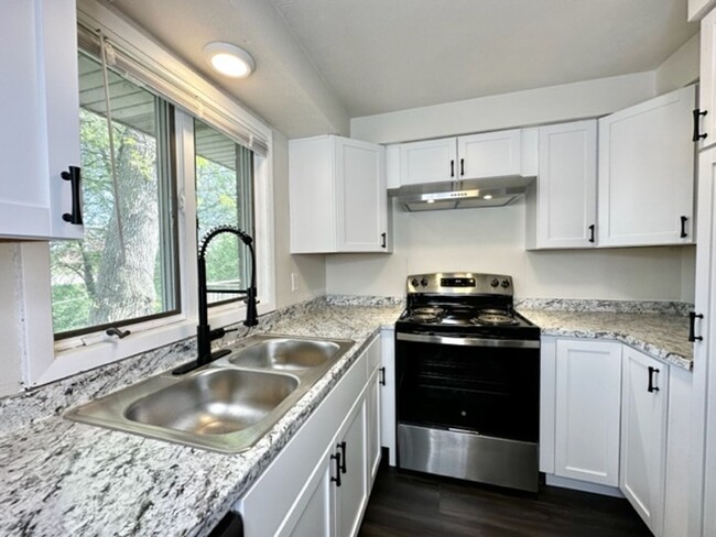 Building Photo - South Broadway St. - Duplex