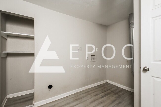 Foto del edificio - 1565 N Elgin Ave