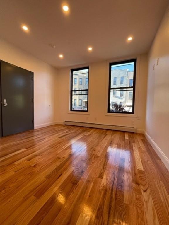 Foto del edificio - 2 bedroom in Brooklyn NY 11102