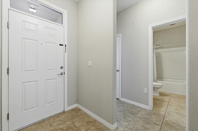 Foto del edificio - 145 Waterside Cir