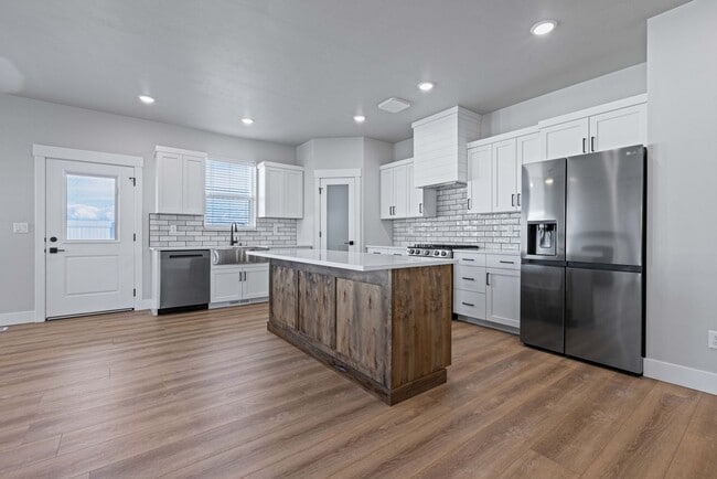Building Photo - DARLING 3 Bed/2 Bath Twin Home Located in Sugar City, Idaho