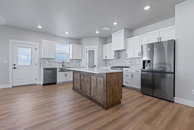 Foto del edificio - DARLING 3 Bed/2 Bath Twin Home Located in Sugar City, Idaho