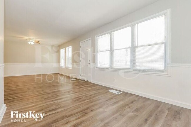 Foto del edificio - 335 Simpson Terrace NW