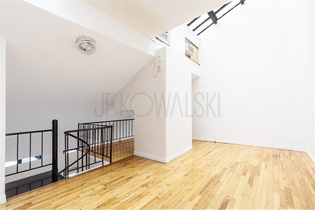 Building Photo - 160 Bleecker St