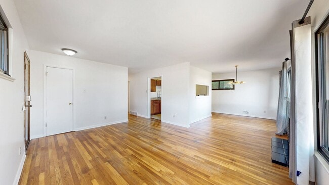 Building Photo - Spacious 3 bed/1 bath w/W/D and 2 car garage
