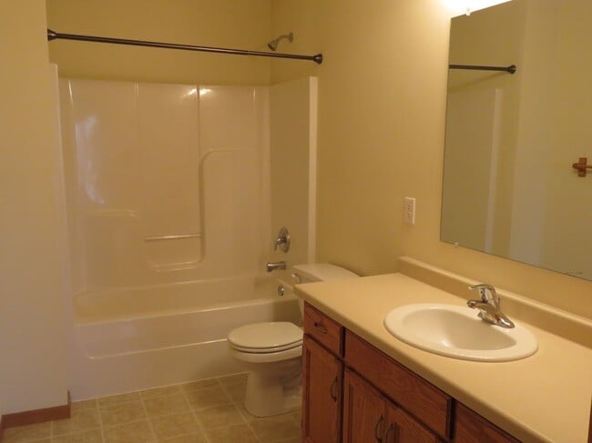Building Photo - Exceptional END unit RAMBLER style town ho...