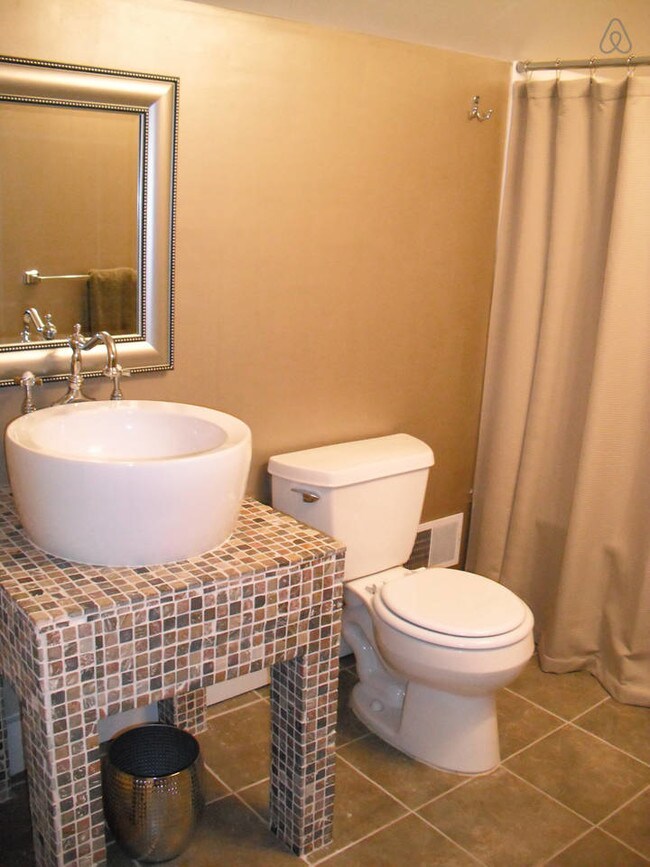 Master bathroom with tub - 1212 Allen Ave