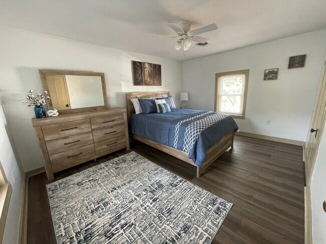 Dormitorio con cama de matrimonio, cómoda, mesita de noche y televisor de 50 pulgadas. - 2312 Old Berwick Rd