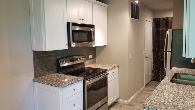 Building Photo - 1609 Maple Terrace