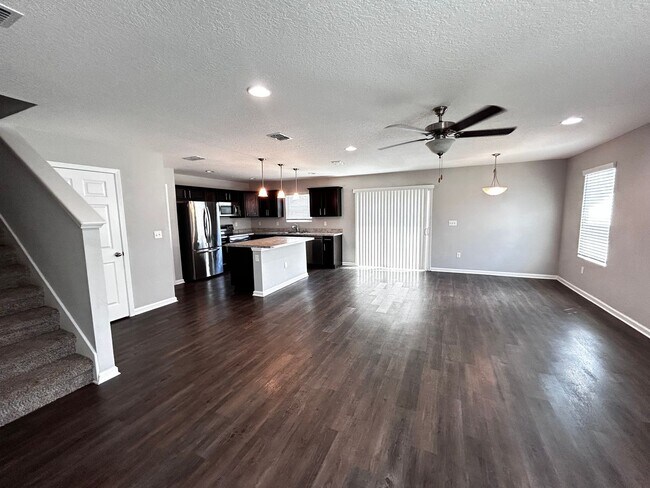 Foto del edificio - Charming, newer construction, 3 bedroom 2.5 bath home with Fenced In Yard and 2 car garage! Pest ...