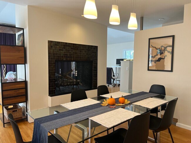Building Photo - 3 bedroom, less than 1 mile to Dartmouth G...