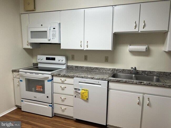 Foto del edificio - 15101 Interlachen Dr