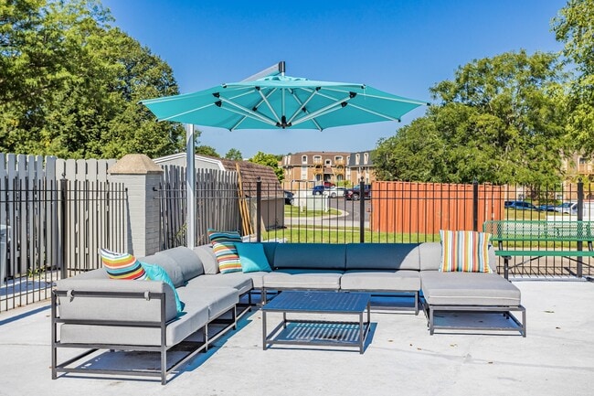 Outdoor Lounge - Ellyn Crossing