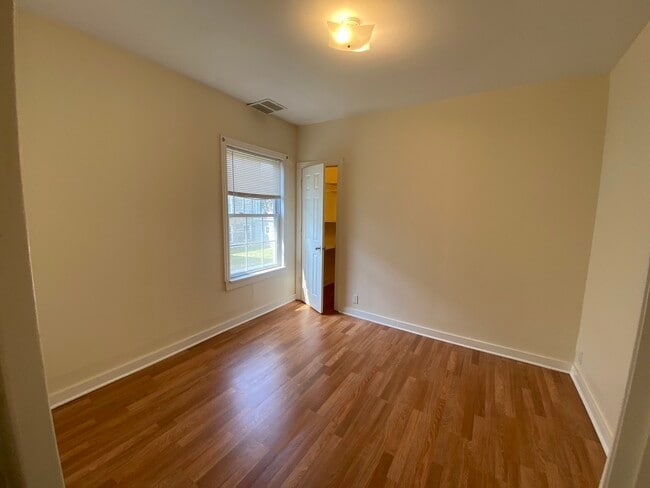 Building Photo - 3638 W Cornelia Ave