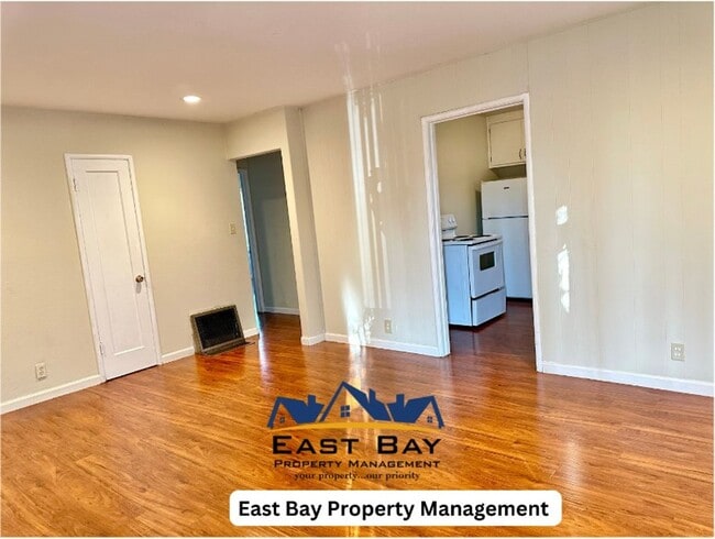 Building Photo - COMING SOON! $2090 / 2 BR - 1005 S.F. GREA...