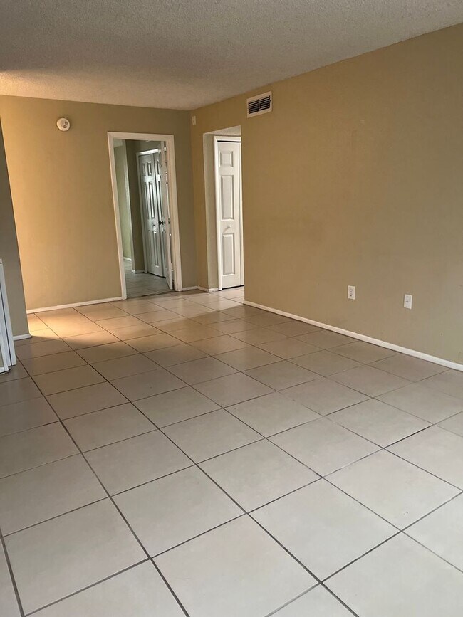 Building Photo - 2 Bedroom 1 Bath Condo