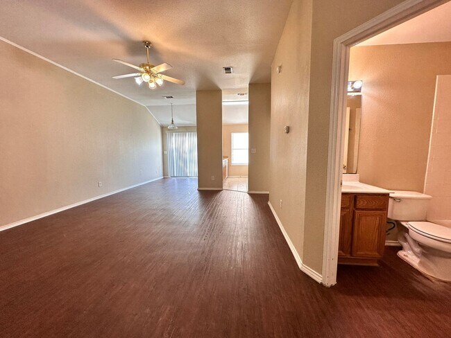 Building Photo - 2/2/1 Duplex /  No Carpet / Washer & Dryer Connections / Patio / Fenced in Yard / CISD
