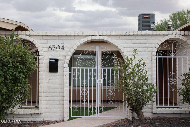 Foto del edificio - 6704 La Cadena Dr