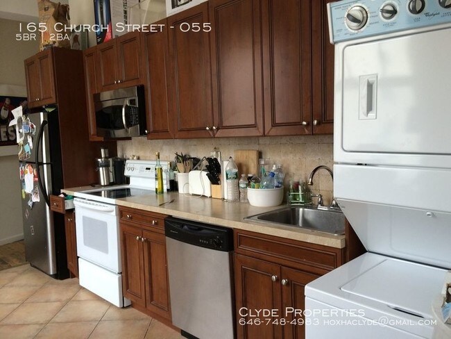 Foto del edificio - Massive 5 Bedroom 2 Bathroom Apartment!