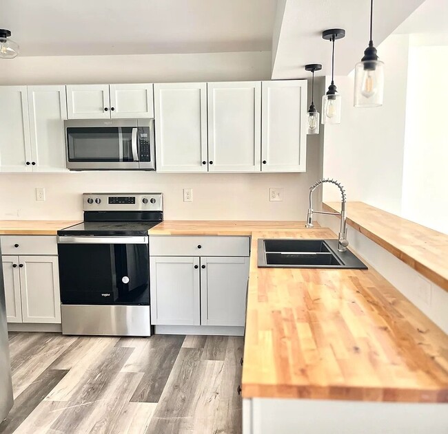 Building Photo - Valley View Estates B