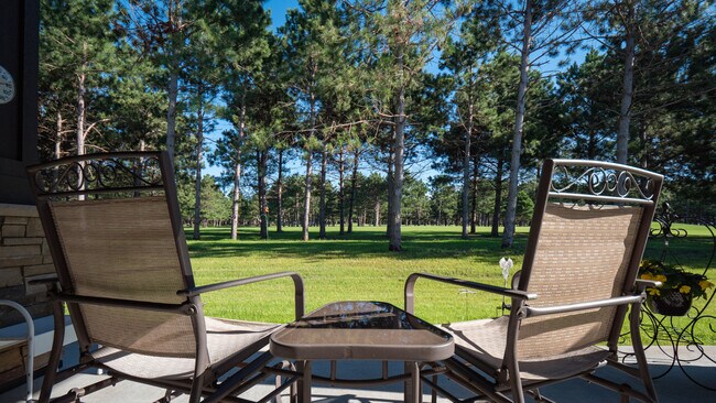 Foto del edificio - 653 Lake Forest Cir