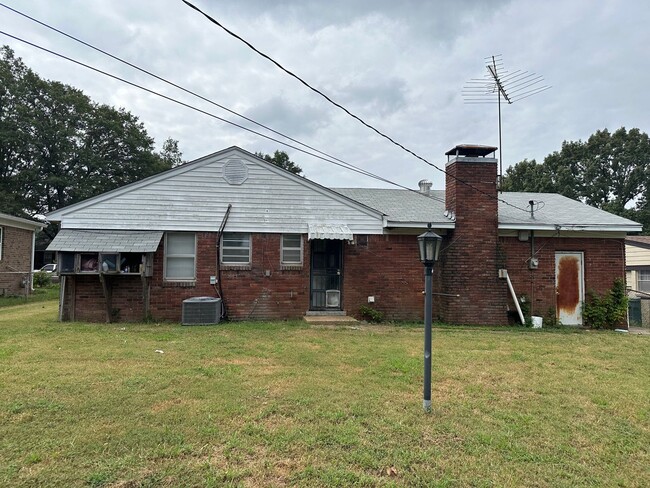 Building Photo - Recently renovated 1275 sq. ft single fami...