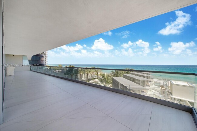 Foto del edificio - 18501 Collins Ave