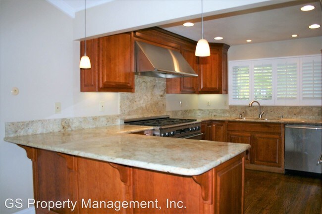 Building Photo - 4 br, 2.5 bath House - 1420 Oak Avenue