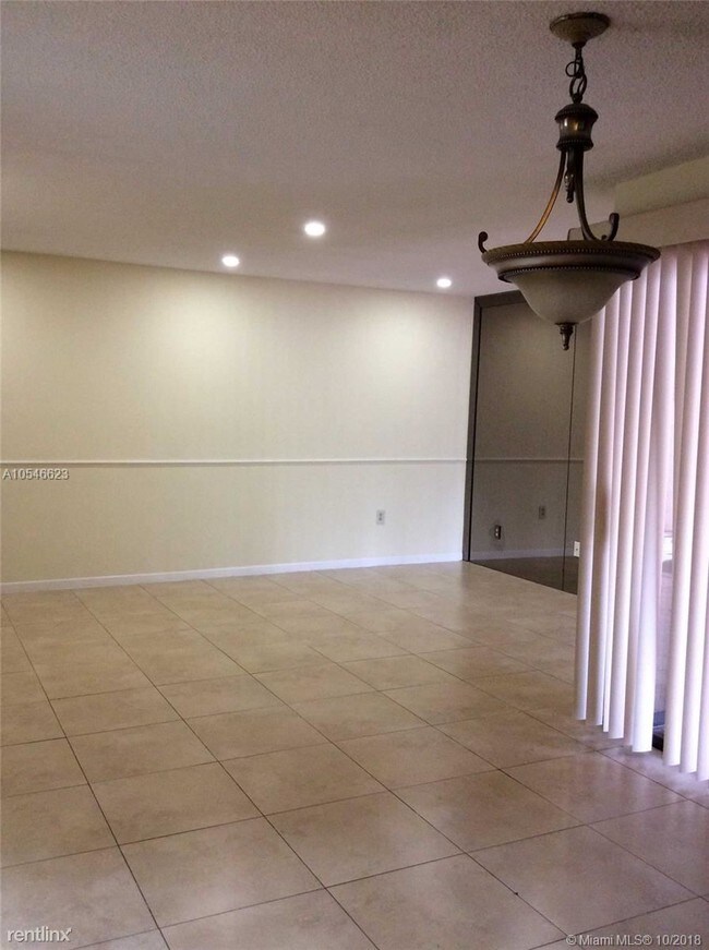 Foto del edificio - 3 br, 2 bath  - 11820 SW 80th St Apt 320