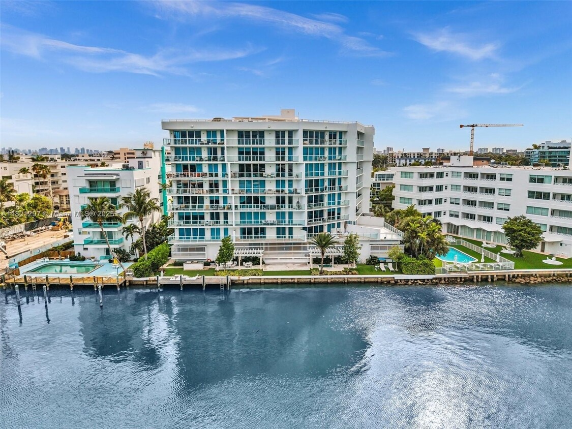 Primary Photo - 9821 E Bay Harbor Dr