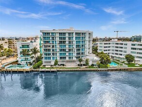 Building Photo - 9821 E Bay Harbor Dr