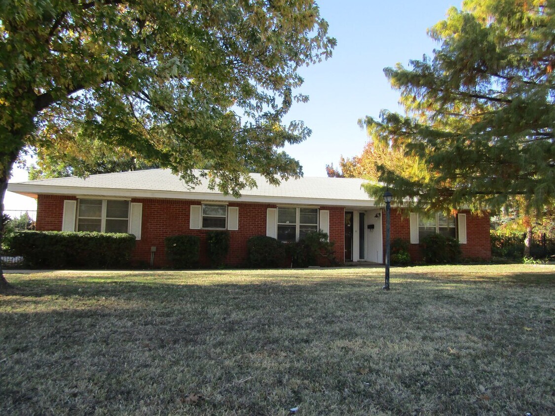 Primary Photo - PET FRIENDLY WITH OWNER APPROVAL!!!