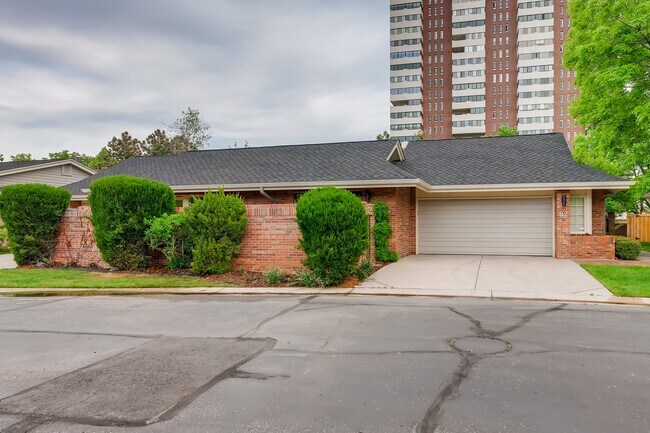Foto del edificio - 2552 E Alameda Ave