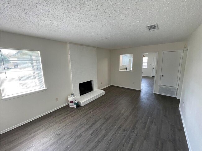 Foto del edificio - 7004 Millrace Dr