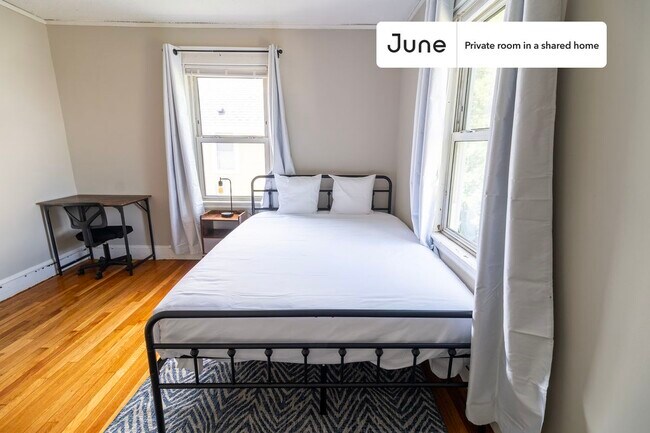 Foto del edificio - Private bedroom in 4 bed/1 bath Home