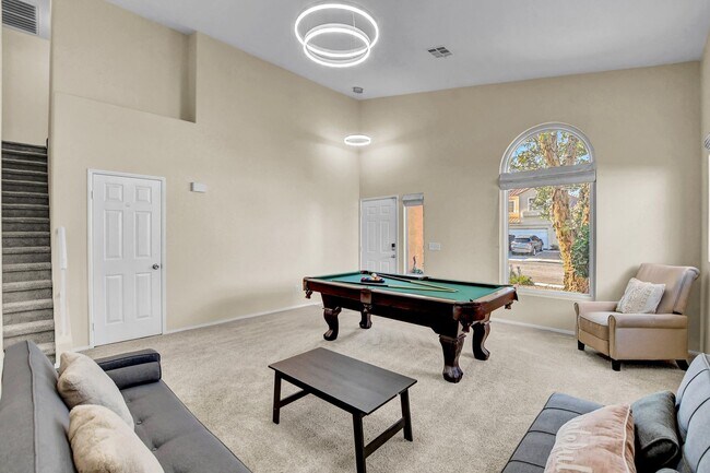 Building Photo - Beautiful 3 bedroom 2.5 bath home in Cente...