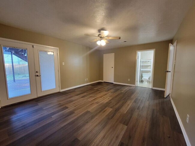 Foto del edificio - 3222 River Valley Dr