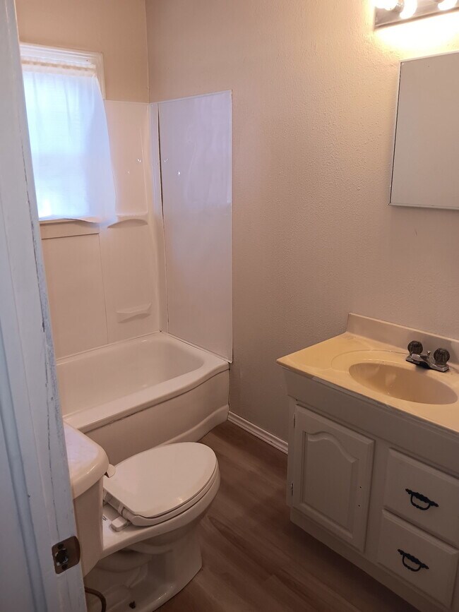 Foto del edificio - 1313 Denson Dr