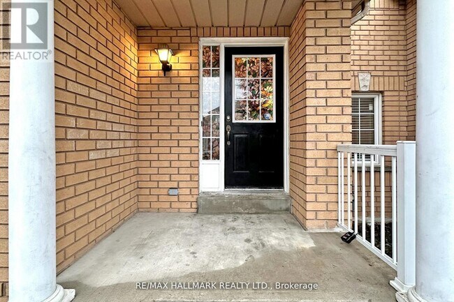 Building Photo - 55 Walkview Crescent