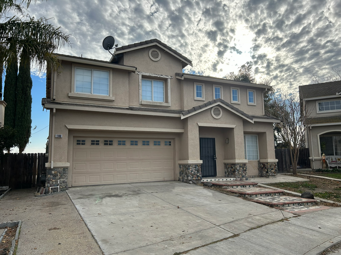 Foto principal - Amazing Floor Plan with 5 Bedrooms!